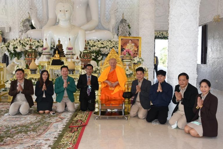 ดร.สมบูรณ์ ธรรมลังกา ผอ.สพป.เชียงราย เขต 1 นำผู้บริหารฯ และบุคลากร กราบนมัสการ พระไพศาลประชาทร วิ. พระราชาคณะชั้นสามัญยก ฝ่ายวิปัสสนาธุระ