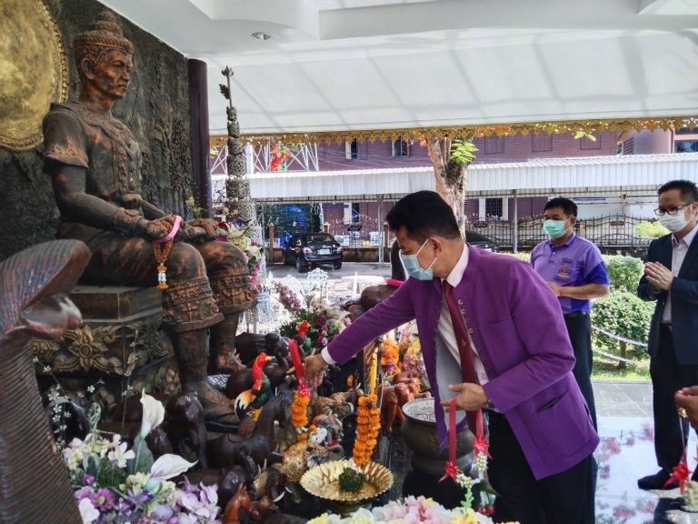 ผอ.สพป.เชียงราย เขต 1 สักการะสิ่งศักสิทธิ์ประจำสำนักงานก่อนร่วมประชุม สพฐ.