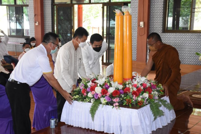 สพป.เชียงราย เขต 1 ถวายเทียนพรรษาวัดสันติวราราม อ.เวียงเชียงรุ้ง เนื่องในวันเข้าพรรษา