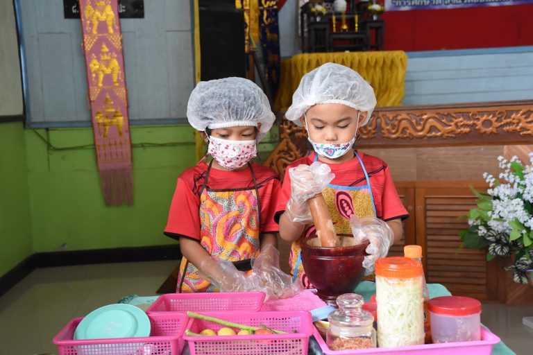 ผอ.สพป.เชียงราย เขต 1 เยี่ยมชมนิทรรศการมีชีวิตโรงเรียนบ้านเมืองชุม