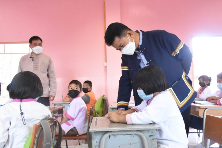 ผอ.สพป.เชียงราย เขต 1 ตรวจเยี่ยมโรงเรียนแม่มอญวิทยา มอบนโยบายโรงเรียนปลอดภัย น่าอยู่ น่ายล เน้นการอ่านออกเขียนได้และทักษะชีวิต